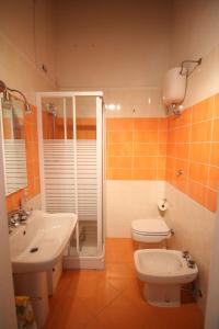 a bathroom with a toilet and a sink and a shower at Cosenza Vecchia: arte & storia in Cosenza