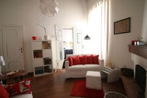 コゼンツァにあるCosenza Vecchia: arte & storiaのリビングルーム(白いソファ、赤い枕付)