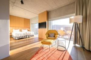 una stanza d'albergo con un letto e una sedia di Placid Hotel Design & Lifestyle Zurich a Zurigo Altre 37 foto