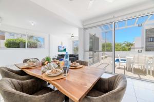 une salle à manger avec une table et des chaises en bois dans l'établissement Elite Blu Heights Villa, à Ayia Napa