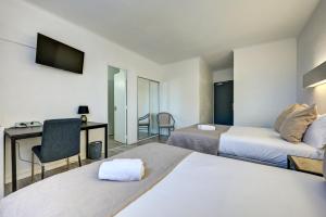 Postel nebo postele na pokoji v ubytování Logis Hôtel La Bastide d'Entraigues + 37 fotografií