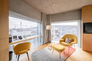 una camera d'albergo con vista sulla città di Placid Hotel Design & Lifestyle Zurich a Zurigo