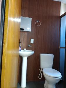 a bathroom with a toilet and a sink at sobrando aconchegante e privado in Dourados