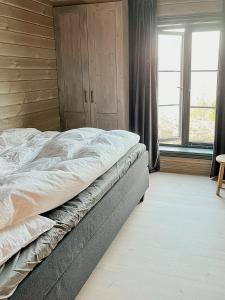 Ένα ή περισσότερα κρεβάτια σε δωμάτιο στο Cozy Modern Cabin With Outstanding View In Sogn