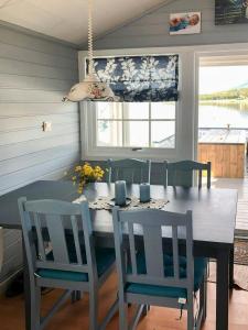 Imagen de la galería de Cabin With View Of The Lofoten Mountains, en Langvåg