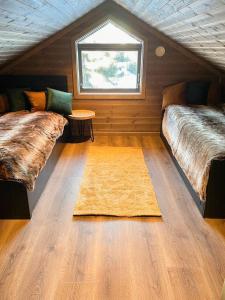 Postel nebo postele na pokoji v ubytování Luxurious Family Cabin By The Ski Trails