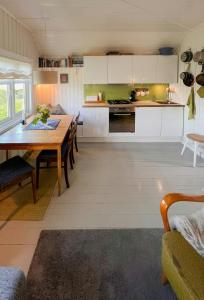 - une cuisine et une salle à manger avec une table en bois dans l'établissement Northern Lights At Stetind Fishermans Cabin, à Storjord I Tysfjord