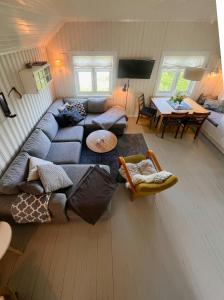 un salon avec un canapé et une table dans l'établissement Northern Lights At Stetind Fishermans Cabin, à Storjord I Tysfjord