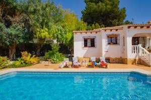 een huis met een zwembad voor een huis bij Villa Michele - PlusHolidays in Calpe