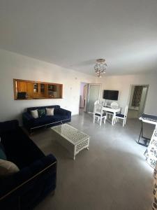 un salon avec un canapé et une table dans l'établissement Huge entire private villa, à Temlale