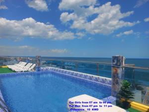 Sundlaugin á Blue Waves Hotel Abu Halifa أمواج الخليج الزرقاء أبو حليفة eða í nágrenninu