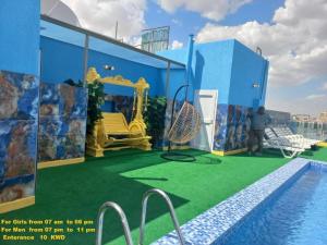 Sundlaugin á Blue Waves Hotel Abu Halifa أمواج الخليج الزرقاء أبو حليفة eða í nágrenninu