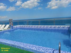 Sundlaugin á Blue Waves Hotel Abu Halifa أمواج الخليج الزرقاء أبو حليفة eða í nágrenninu
