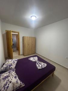 une chambre avec un grand lit dans une pièce dans l'établissement Huge entire private villa, à Temlale 32 autres photos