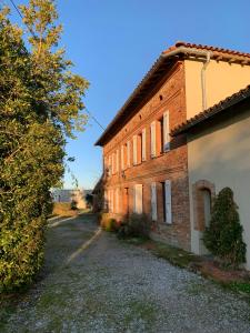AignesにあるPanoramic Views Of The Pyrenees In Lauragaisの木の横にある古いレンガ造り