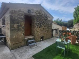 Un edificio de piedra con una mesa y un perro dentro. en L'ombre du vent, en Contes