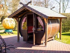 Φωτογραφία από το άλμπουμ του Obstträume Schlafen im Weinfass σε Burg