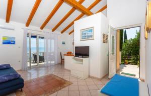 een woonkamer met een blauwe bank en een televisie bij Vila Medea sea view by Villas Guide in Medveja