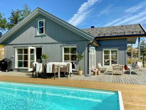 een huis met een zwembad voor een huis bij Modern Summer House With Pool In Risør in Risør