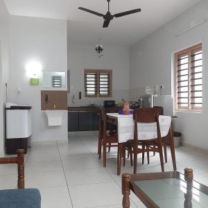 Kuchyň nebo kuchyňský kout v ubytování Entire 2 Bhk Apartment