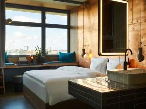 Postel nebo postele na pokoji v ubytování 25hours Hotel Bikini Berlin