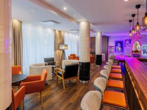 塔林ibis Styles Tallinn的大堂设有带桌椅的酒吧
