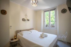 Ένα ή περισσότερα κρεβάτια σε δωμάτιο στο Cozy 3-room apartment in the heart of the village of Fayence