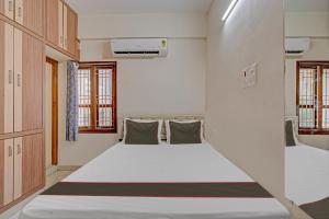 Postel nebo postele na pokoji v ubytování Collection O Ns Service Apartment