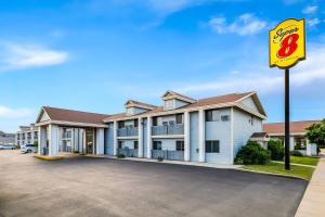 ラクロスにあるSuper 8 by Wyndham La Crosseの目の前に看板があるホテル