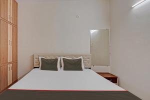Postel nebo postele na pokoji v ubytování Collection O Ns Service Apartment