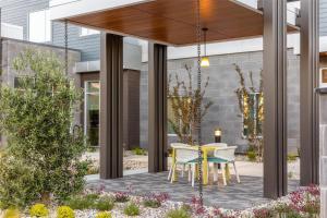un patio con tavolo e sedie sotto un padiglione di Hilton Garden Inn Walnut Creek a Walnut Creek