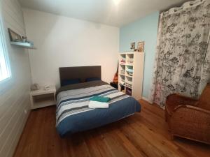 ein Schlafzimmer mit einem Bett mit Handtüchern darauf in der Unterkunft Villa climatisée avec grande piscine in Le Pouget + 17 Fotos