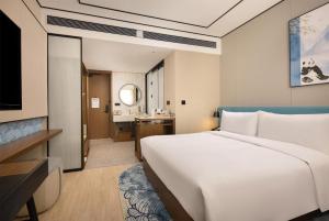 Postel nebo postele na pokoji v ubytování Hilton Garden Inn Chengdu Jinniu Yipintianxia