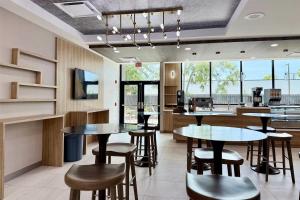 Гостиная зона в Wyndham Garden Tampa Fairgrounds/Casino