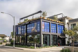 英格尔伍德The Lum Hotel Los Angeles Stadium District的建筑的侧面有蓝色标志