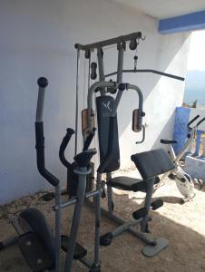 una palestra con due tapis roulant e una sedia di Farm Stay Mharchen a Chefchaouen Altre 37 foto