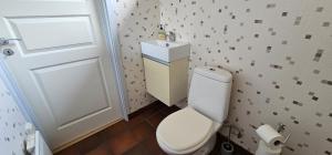 Et badeværelse på Log cabin with pool, sauna and boat by Torreby Castle + 53 billeder