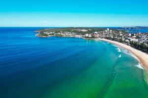 una vista aérea de una playa y el océano en Marvelous Manly Home moments from the Beach - NEW, en Sídney 33 fotos más