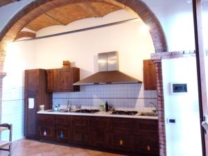 een keuken met een spoelbak en een fornuis bovenste oven bij Agriturismo Contessa Beatrice in San Vincenzo +18 foto's