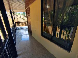 Elle comprend un balcon. dans l'établissement Corcovado Paradise Lodge, à Drake