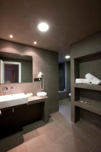 a bathroom with a sink and a mirror at Hotel MC San José in San José