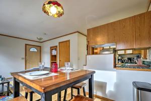 Inviting Alaska Apartment with Mountain Views & Easy Trail Access near Downtown Juneau的厨房或小厨房