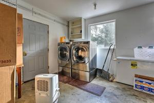 朱诺Inviting Alaska Apartment with Mountain Views & Easy Trail Access near Downtown Juneau的配有洗衣机和烘干机的洗衣房