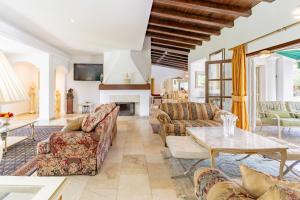 Una sala de estar con sofás y una mesa. en Lovely Villa Las Palmeras, en Marbella