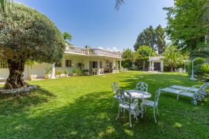 una mesa y sillas en el patio de una casa en Lovely Villa Las Palmeras, en Marbella