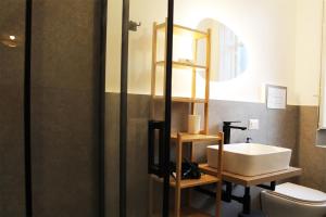 Ένα μπάνιο στο Radici Rooms