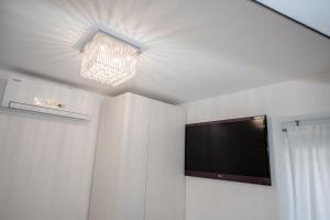 uma televisão de ecrã plano no tecto de um quarto em Luxury Studio Apartment White Sensation em Vodice