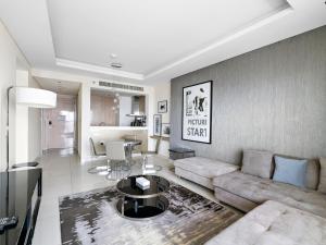 Ruang duduk di The Signature Suite 1BDR in Paramount Tower A