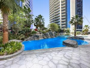 Kolam renang di atau dekat dengan The Signature Suite 1BDR in Paramount Tower A