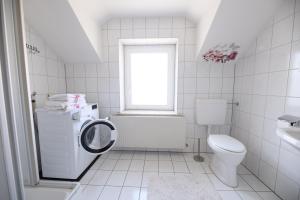 Ένα μπάνιο στο Gemütliche Wohnung im Zentrum Top 3